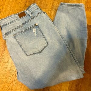 Judy blue women’s light washed Women's Jeans crop fit